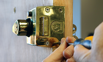 keytek locksmith working on yale lock