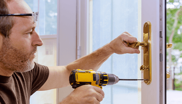 Locksmith fixing door
