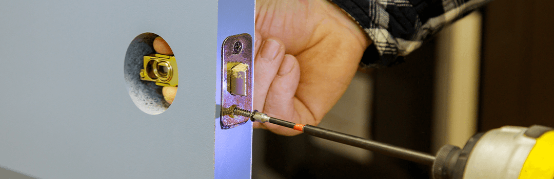 Locksmith repair door lock